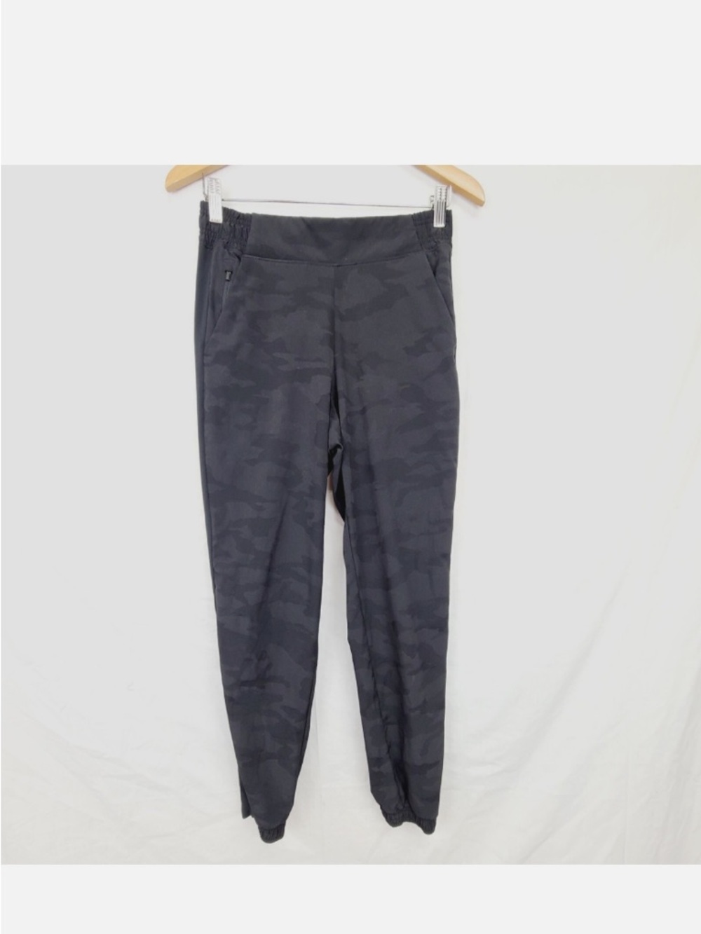 Athleta Camo Jogger Leggings black size 6 looks grey but black